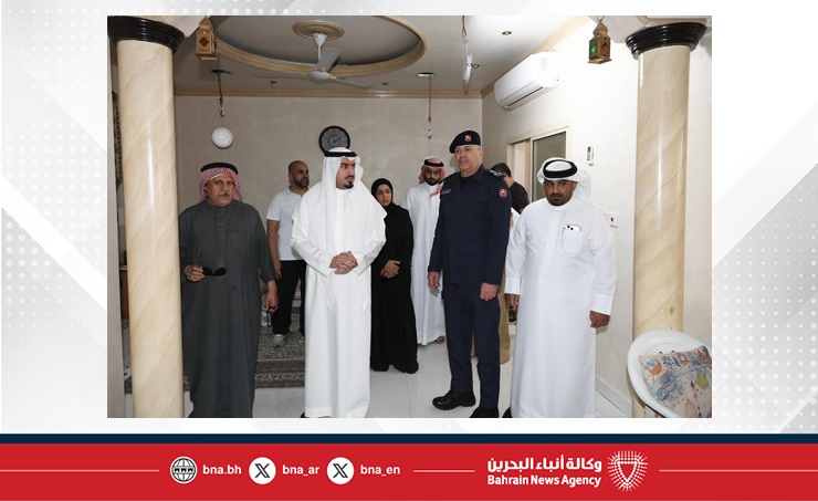 محافظ العاصمة يزور منطقة سترة للاطمئنان على سلامة المواطنين إثر العدوان الإيراني بطائرات مسيرة